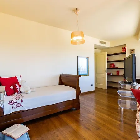 Alba 12, Emma 빌라 지아르디니낙소스